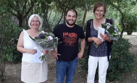 Ortsbürgermeister Tobias Rohrwick gratuliert Serpil Cengiz (links) zum 25jährigen Dienstjubiläum und Elke Bowie (rechts) zur bestandenen Prüfung als staatlich anerkannte Erzieherin.