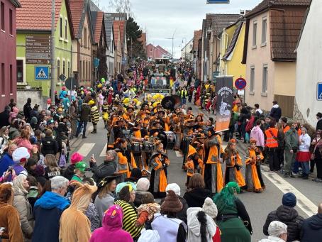 Zahlreiche Zuschauerinnen und Zuschauer verfolgten auch 2025 den Fastnachtsumzug in Flörsheim-Dalsheim an der Zugstrecke. (Foto: Ralph Bothe)